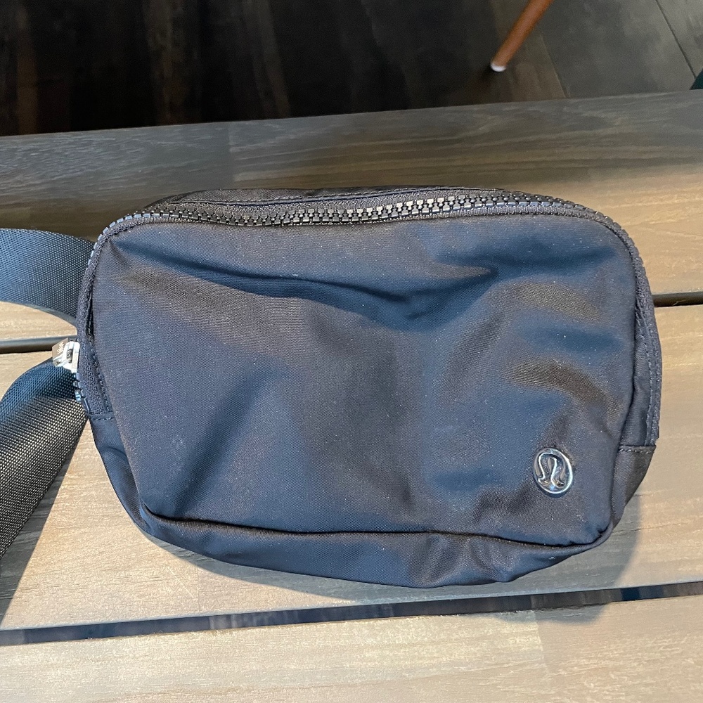 Lululemon everywhere beltbag